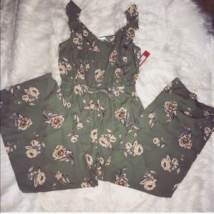 Super cute floral jumpsuit with tie!